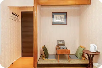 a room with two chairs and a table and a door at \u65b0\u5c0f\u5ca9\u99c5\u5f92\u6b695\u5206\u96fb\u8eca\u3067\u6771\u4eac\u99c513\u5206\u65b0\u5bbf\u99c530\u5206\u30c7\u30a3\u30ba\u30cb\u30fc\u307e\u306730\u5206\u6210\u7530\u30a8\u30af\u30b9\u30d7\u30ec\u30b9\u306765\u5206\u76f4\u901a in Tokyo