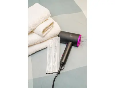a blow dryer on a table next to towels at \u65b0\u5c0f\u5ca9\u99c5\u5f92\u6b695\u5206\u96fb\u8eca\u3067\u6771\u4eac\u99c513\u5206\u65b0\u5bbf\u99c530\u5206\u30c7\u30a3\u30ba\u30cb\u30fc\u307e\u306730\u5206\u6210\u7530\u30a8\u30af\u30b9\u30d7\u30ec\u30b9\u306765\u5206\u76f4\u901a in Tokyo