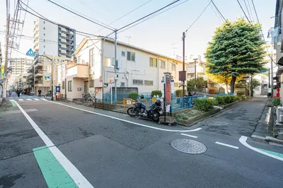 a motorcycle parked on the side of a city street at \u65b0\u5c0f\u5ca9\u99c5\u5f92\u6b695\u5206\u96fb\u8eca\u3067\u6771\u4eac\u99c513\u5206\u65b0\u5bbf\u99c530\u5206\u30c7\u30a3\u30ba\u30cb\u30fc\u307e\u306730\u5206\u6210\u7530\u30a8\u30af\u30b9\u30d7\u30ec\u30b9\u306765\u5206\u76f4\u901a in Tokyo
