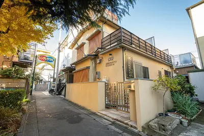 a building on the side of a street at \u65b0\u5c0f\u5ca9\u99c5\u5f92\u6b695\u5206\u96fb\u8eca\u3067\u6771\u4eac\u99c513\u5206\u65b0\u5bbf\u99c530\u5206\u30c7\u30a3\u30ba\u30cb\u30fc\u307e\u306730\u5206\u6210\u7530\u30a8\u30af\u30b9\u30d7\u30ec\u30b9\u306765\u5206\u76f4\u901a in Tokyo