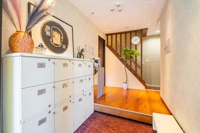 a hallway with white cabinets and a staircase at \u65b0\u5c0f\u5ca9\u99c5\u5f92\u6b695\u5206\u96fb\u8eca\u3067\u6771\u4eac\u99c513\u5206\u65b0\u5bbf\u99c530\u5206\u30c7\u30a3\u30ba\u30cb\u30fc\u307e\u306730\u5206\u6210\u7530\u30a8\u30af\u30b9\u30d7\u30ec\u30b9\u306765\u5206\u76f4\u901a in Tokyo