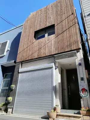 a building with a roller garage door on it at Asakusa Inn \u5c4b\u4e0a\u30d0\u30eb\u30b3\u30cb\u30fc\u4ed8\u304d100m2\u5e83\u3005\u5feb\u9069\u4e00\u68df\u30cf\u30a6\u30b9 in Tokyo