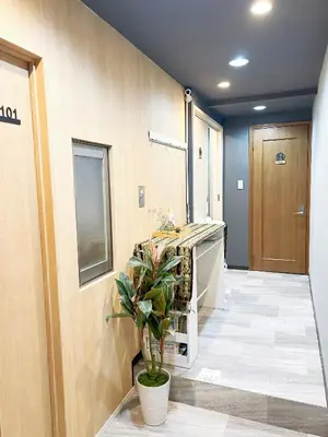 a hallway of a office with a potted plant at Asakusa Inn \u5c4b\u4e0a\u30d0\u30eb\u30b3\u30cb\u30fc\u4ed8\u304d100m2\u5e83\u3005\u5feb\u9069\u4e00\u68df\u30cf\u30a6\u30b9 in Tokyo