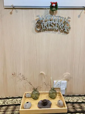 a table with three vases and a merry christmas sign at Asakusa Inn \u5c4b\u4e0a\u30d0\u30eb\u30b3\u30cb\u30fc\u4ed8\u304d100m2\u5e83\u3005\u5feb\u9069\u4e00\u68df\u30cf\u30a6\u30b9 in Tokyo