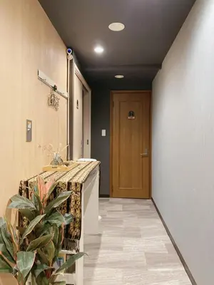 a hallway with a door and a potted plant at Asakusa Inn \u5c4b\u4e0a\u30d0\u30eb\u30b3\u30cb\u30fc\u4ed8\u304d100m2\u5e83\u3005\u5feb\u9069\u4e00\u68df\u30cf\u30a6\u30b9 in Tokyo