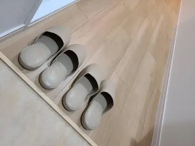 a group of four crocs on a wooden floor at 301\u53f7N\uff0b\u30db\u30c6\u30eb in Tokyo