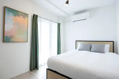 a bedroom with a bed and a large window at \u30eb\u30cd\u30b5\u30f3\u30b9\u30b3\u30fc\u30c8\u81ea\u7531\u304c\u4e18 in Tokyo