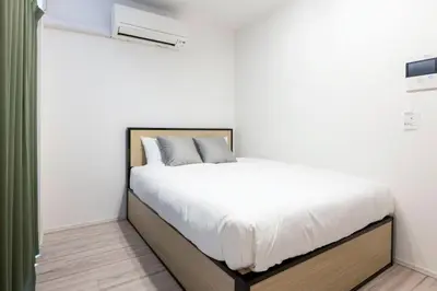 a bedroom with a bed with white sheets at \u30eb\u30cd\u30b5\u30f3\u30b9\u30b3\u30fc\u30c8\u81ea\u7531\u304c\u4e18 in Tokyo