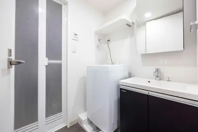 a white bathroom with a sink and a shower at \u30eb\u30cd\u30b5\u30f3\u30b9\u30b3\u30fc\u30c8\u81ea\u7531\u304c\u4e18 in Tokyo