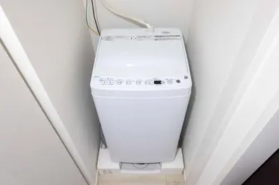 a washer and dryer in a corner of a room at \u30eb\u30cd\u30b5\u30f3\u30b9\u30b3\u30fc\u30c8\u81ea\u7531\u304c\u4e18 in Tokyo