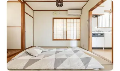 a large bed in the middle of a room at \u5c0f\u7af9\u306e\u5bbf\u65e5\u5f0f\u72ec\u680b\u4e09\u95f4\u5367\u5ba4\u6c60\u888b\u5730\u94c1\u4e94\u7ad9 in Tokyo