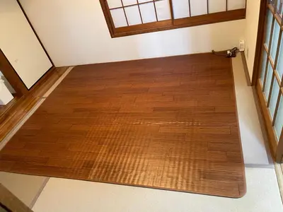 a room with a wooden floor and a staircase with a wooden floor at \u5c0f\u7af9\u306e\u5bbf\u65e5\u5f0f\u72ec\u680b\u4e09\u95f4\u5367\u5ba4\u6c60\u888b\u5730\u94c1\u4e94\u7ad9 in Tokyo