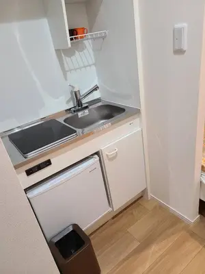 a small kitchen with a sink and a dishwasher at 303\u53f7\uff2e\uff0b\u30db\u30c6\u30eb in Tokyo