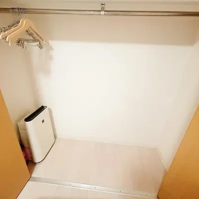 a small white room with a refrigerator in a room at LuckyHouse\u6d45\u8349 \u6210\u7530\u7fbd\u7530\u76f4\u884c in Tokyo