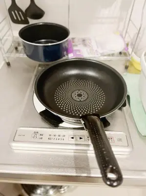 a frying pan sitting on top of a stove at LuckyHouse\u6d45\u8349 \u6210\u7530\u7fbd\u7530\u76f4\u884c in Tokyo
