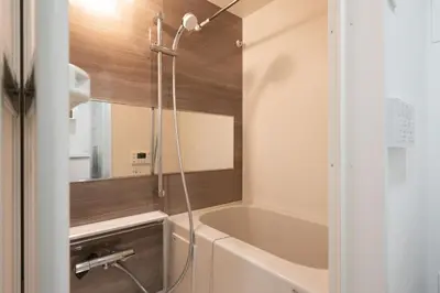 a bathroom with a bath tub and a shower at \u30ec\u30d4\u30e5\u30a2\u66f3\u821f\u30ec\u30b8\u30c7\u30f3\u30b9ll in Tokyo