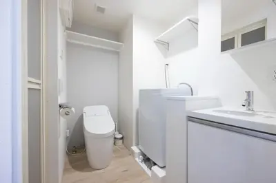 a white bathroom with a toilet and a sink at \u30ec\u30d4\u30e5\u30a2\u66f3\u821f\u30ec\u30b8\u30c7\u30f3\u30b9ll in Tokyo