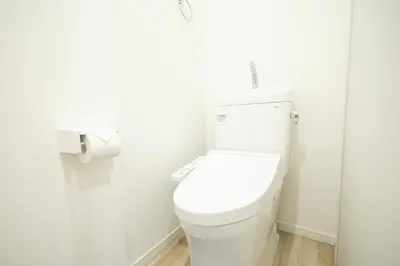 a white toilet in a bathroom with a roll of toilet paper at 大久保駅から４分、貸切、韓国ダウン至近、新宿/歌舞伎町に徒歩圏内 、단독사용민박 in Tokyo