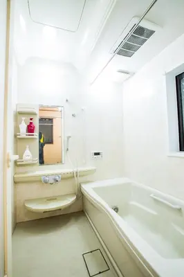 a white bathroom with a tub and a sink at \u6771\u4eac\u5409\u4e45\u82b1\u5712\u65c5\u9928 in Tokyo