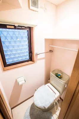 a small bathroom with a toilet and a window at \u6771\u4eac\u5409\u4e45\u82b1\u5712\u65c5\u9928 in Tokyo