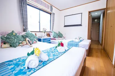 a hotel room with two beds and a window at \u6771\u4eac\u5409\u4e45\u82b1\u5712\u65c5\u9928 in Tokyo