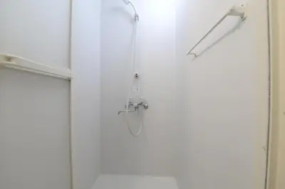 a shower with a shower head in a bathroom at \u548c\u30ce\u6953cottage\u7b2c\u4e8c\u3000\u65b0\u5bbf\u306e2\u968e\u5efa\u30662\u5ba41\u30b7\u30e3\u30ef\u30fc1\u30c8\u30a4\u30ec in Tokyo