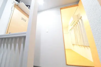 a hallway with a door and a stairwell at \u548c\u30ce\u6953cottage\u7b2c\u4e8c\u3000\u65b0\u5bbf\u306e2\u968e\u5efa\u30662\u5ba41\u30b7\u30e3\u30ef\u30fc1\u30c8\u30a4\u30ec in Tokyo