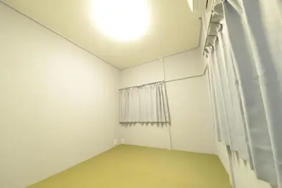 an empty room with white walls and a window at \u548c\u30ce\u6953cottage\u7b2c\u4e8c\u3000\u65b0\u5bbf\u306e2\u968e\u5efa\u30662\u5ba41\u30b7\u30e3\u30ef\u30fc1\u30c8\u30a4\u30ec in Tokyo