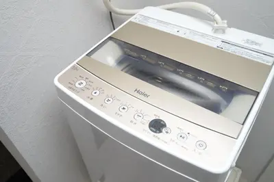 a washing machine is sitting in a room at \u548c\u30ce\u6953cottage\u7b2c\u4e8c\u3000\u65b0\u5bbf\u306e2\u968e\u5efa\u30662\u5ba41\u30b7\u30e3\u30ef\u30fc1\u30c8\u30a4\u30ec in Tokyo