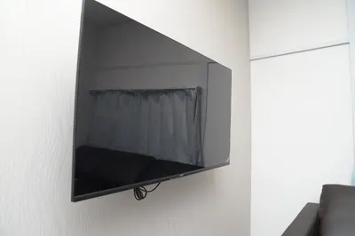 a flat screen tv hanging on a wall at \u548c\u30ce\u6953cottage\u7b2c\u4e8c\u3000\u65b0\u5bbf\u306e2\u968e\u5efa\u30662\u5ba41\u30b7\u30e3\u30ef\u30fc1\u30c8\u30a4\u30ec in Tokyo