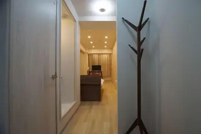 a hallway leading to a room with a bedroom at TokyoGuest \u6d5c\u753a in Tokyo