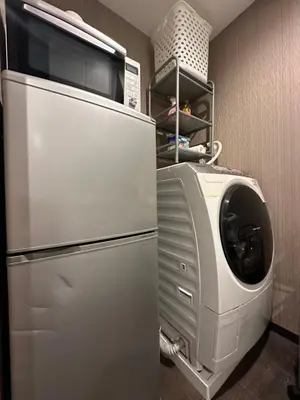 a refrigerator and a washer and dryer in a room at Sky \u6674\u7a7a\u5854 \u72ec\u7acb\u53cc\u4eba\u95f4 \u4f46\u662f\u5171\u7528\u6d74\u5ba4\u5395\u6240 in Tokyo