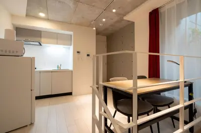 a small kitchen with a table and some chairs at \u30eb\u30af\u30ec\u6771\u65b0\u5bbf in Tokyo