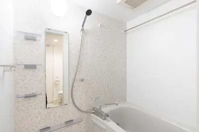 a white bathroom with a tub and a shower at \u30eb\u30af\u30ec\u6771\u65b0\u5bbf in Tokyo