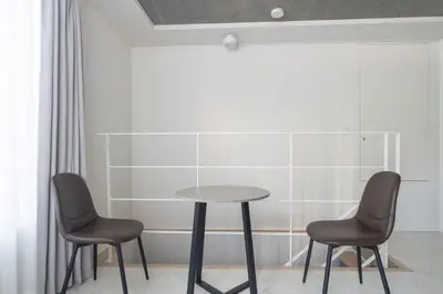 a table and two chairs in a room at \u30eb\u30af\u30ec\u6771\u65b0\u5bbf in Tokyo