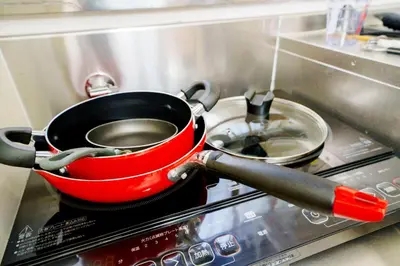 a red pot sitting on top of a stove at LARGE HOUSE Lodging Hidamari in Tokyo