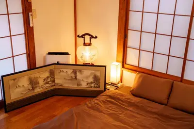 a large fish tank in a room with a lamp at LARGE HOUSE Lodging Hidamari in Tokyo