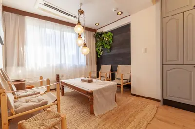 a living room with a table and chairs at \u30e9\u30d3\u30c8\u30f3\u30d3\u30eb in Tokyo