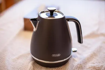 a black tea kettle sitting on a table at \u30e9\u30d3\u30c8\u30f3\u30d3\u30eb in Tokyo