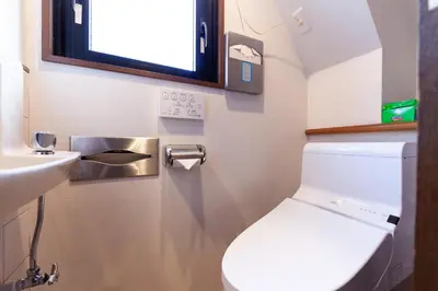 a small bathroom with a toilet and a sink at \u30e9\u30d3\u30c8\u30f3\u30d3\u30eb in Tokyo