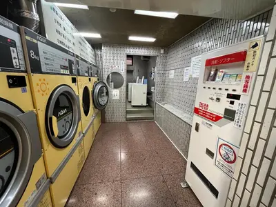 a washer and dryer in a public laundrette at \u30b4\u30b8\u30e9\u30d8\u30c3\u30c9\u307e\u3067\u5f92\u6b699\u5206 \u6700\u5bc4\u308a\u99c5\u307e\u30674\u5206 \u30c0\u30d6\u30eb\u30d9\u30c3\u30c9\u6570\u53f0\u30d5\u30a1\u30df\u30ea\u30fc\u5411\u3051\u90e8\u5c4b in Tokyo