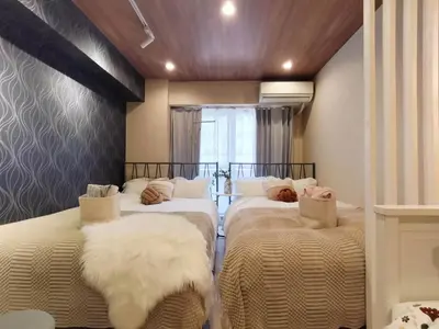 a bedroom with three beds with white blankets at \u30b4\u30b8\u30e9\u30d8\u30c3\u30c9\u307e\u3067\u5f92\u6b699\u5206 \u6700\u5bc4\u308a\u99c5\u307e\u30674\u5206 \u30c0\u30d6\u30eb\u30d9\u30c3\u30c9\u6570\u53f0\u30d5\u30a1\u30df\u30ea\u30fc\u5411\u3051\u90e8\u5c4b in Tokyo