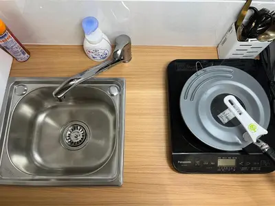 a kitchen counter with a sink and a dish drainer at \u30b4\u30b8\u30e9\u30d8\u30c3\u30c9\u307e\u3067\u5f92\u6b699\u5206 \u6700\u5bc4\u308a\u99c5\u307e\u30674\u5206 \u30c0\u30d6\u30eb\u30d9\u30c3\u30c9\u6570\u53f0\u30d5\u30a1\u30df\u30ea\u30fc\u5411\u3051\u90e8\u5c4b in Tokyo