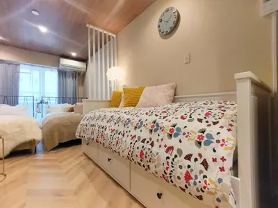 a bedroom with a bed with a clock on the wall at \u30b4\u30b8\u30e9\u30d8\u30c3\u30c9\u307e\u3067\u5f92\u6b699\u5206 \u6700\u5bc4\u308a\u99c5\u307e\u30674\u5206 \u30c0\u30d6\u30eb\u30d9\u30c3\u30c9\u6570\u53f0\u30d5\u30a1\u30df\u30ea\u30fc\u5411\u3051\u90e8\u5c4b in Tokyo