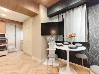 a kitchen with a white table and two stools at \u30b4\u30b8\u30e9\u30d8\u30c3\u30c9\u307e\u3067\u5f92\u6b699\u5206 \u6700\u5bc4\u308a\u99c5\u307e\u30674\u5206 \u30c0\u30d6\u30eb\u30d9\u30c3\u30c9\u6570\u53f0\u30d5\u30a1\u30df\u30ea\u30fc\u5411\u3051\u90e8\u5c4b in Tokyo