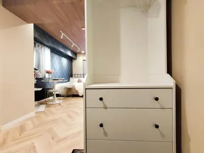 a white dresser in a room with a living room at \u30b4\u30b8\u30e9\u30d8\u30c3\u30c9\u307e\u3067\u5f92\u6b699\u5206 \u6700\u5bc4\u308a\u99c5\u307e\u30674\u5206 \u30c0\u30d6\u30eb\u30d9\u30c3\u30c9\u6570\u53f0\u30d5\u30a1\u30df\u30ea\u30fc\u5411\u3051\u90e8\u5c4b in Tokyo