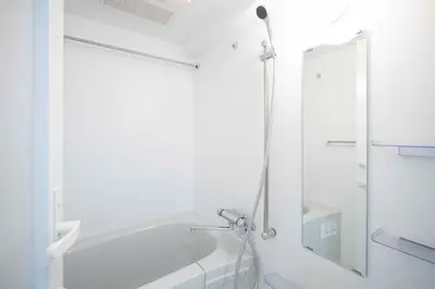a white bathroom with a tub and a mirror at \u30d7\u30ec\u30fc\u30eb\u30c9\u30a5\u30fc\u30af\u5927\u68ee\u753a ll in Tokyo