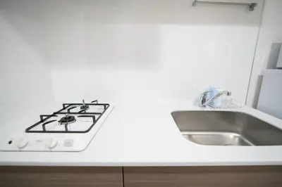 a white kitchen with a stove and a sink at \u30d7\u30ec\u30fc\u30eb\u30c9\u30a5\u30fc\u30af\u5927\u68ee\u753a ll in Tokyo