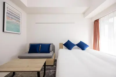 a bedroom with a bed and a chair and a window at \u30d7\u30ec\u30fc\u30eb\u30c9\u30a5\u30fc\u30af\u5927\u68ee\u753a ll in Tokyo