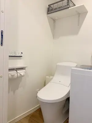 a white bathroom with a toilet and a shelf at Shinjuku新宿近新建公&干湿分离&智能马桶&浴室烘干机能&高速无限制网路&最近地铁步行8分钟BE102 in Tokyo